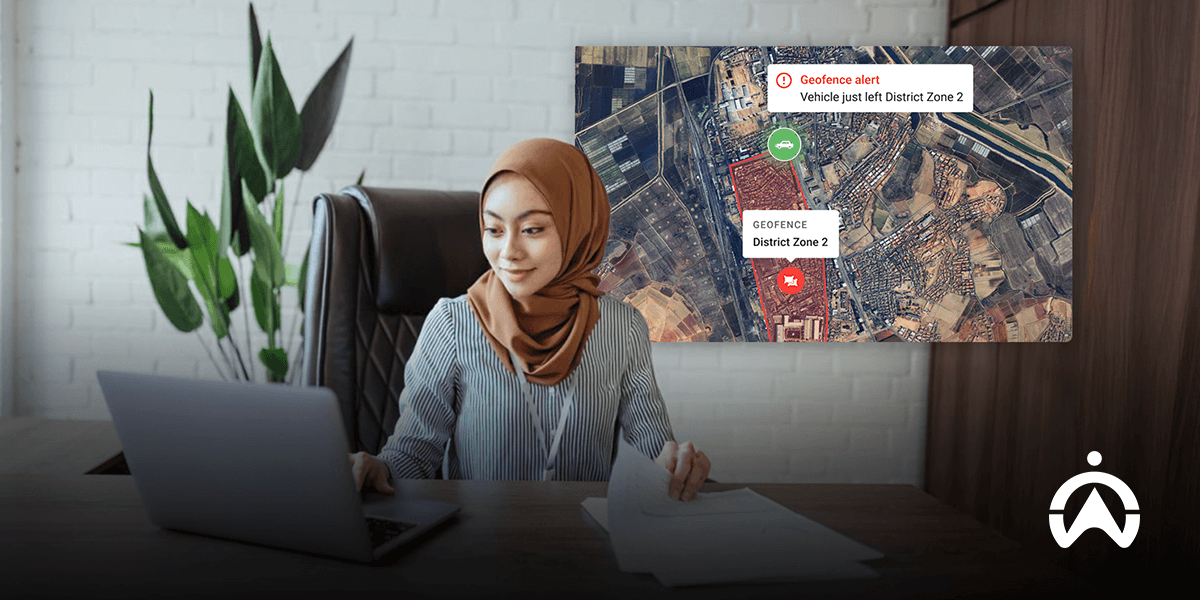 Wanita berhijab memantau peringatan geofence dalam manajemen armada kendaraan melalui laptop di kantor.