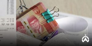 Stacks of Rupiah bills and shopping receipts to calculate vehicle operating costs to be more efficient.