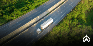 Truk melintasi jalan raya dengan GPS tracker untuk meminimalkan kerugian kecelakaan armada perusahaan.