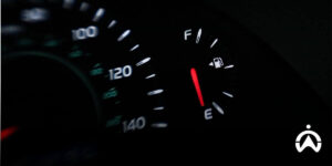 Dashboard mobil dengan indikator bahan bakar mendukung fungsi sensor bahan bakar dalam fleet management system berbasis GPS tracking.