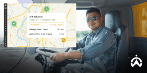 Sopir armada sedang mengemudi truk dengan overlay data manfaat GPS tracker yang menampilkan statistik penggunaan kendaraan dan jarak tempuh.