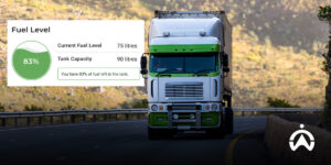 Truk hijau di jalan tol dengan overlay data bahan bakar untuk manajemen kendaraan perusahaan migas berbasis sistem telematika.