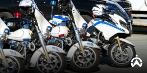 Deretan motor polisi dengan lampu patroli aktif yang menggunakan fleet management system pelacakan GPS untuk kesiagaan armada.
