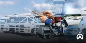Tangan menggunakan tablet dengan overlay data logistik dan armada truk untuk memilih sistem manajemen armada yang tepat.