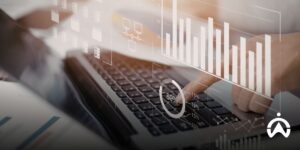 Seseorang melakukan analisis data pada laptop untuk digitalisasi manajemen armada guna menghemat biaya operasional.
