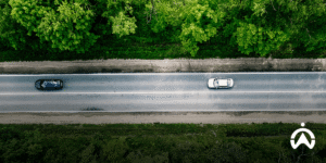Pemandangan udara dua mobil di jalan raya hutan
