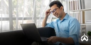 Profesional menggunakan laptop dengan ikon data digital untuk mengakses data penting armada secara cepat.