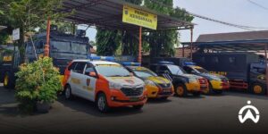 Barisan kendaraan dinas kepolisian di area parkir yang dikelola menggunakan fleet management system untuk optimasi operasional.