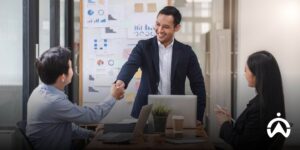 Tim sales berdiskusi di kantor untuk memantau performa kunjungan dengan GPS tracker.