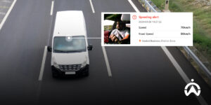 Van putih di jalan raya dengan notifikasi kecepatan berlebih sebagai solusi kamera Cartrack untuk memantau keamanan dan mencegah bahaya saat mengemudi.
