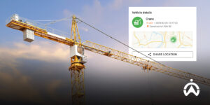 Crane konstruksi kuning dengan sistem GPS tracker mobil untuk melacak lokasi proyek.