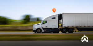 Ruk putih di jalan tol menggunakan GPS tracker untuk bisnis logistik yang efisien.