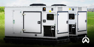 Two genset industri putih di lapangan terbuka, menggunakan GPS tracker untuk melindungi trailer dan aset berharga.