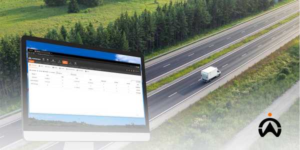 Mobil van pengiriman di jalan raya berdampingan dengan dashboard platform manajemen tenaga kerja untuk optimalkan kinerja armada.