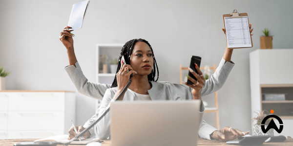 Wanita_bermata_banyak_melakukan_multitasking_di_kantor_menggambarkan_tantangan_manajemen_armada