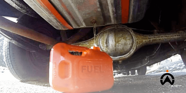 Wadah_bahan_bakar_merah_tergantung_di_bawah_mobil_mengilustrasikan_risiko_pencurian_bahan_bakar_armada