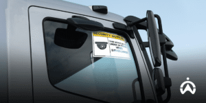 Jendela truk dengan stiker peringatan CCTV sebagai bentuk keamanan pengemudi dengan kamera AI untuk pengawasan 24 jam.