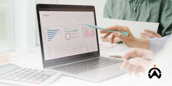 Analisis grafik keuangan pada laptop untuk pengambilan keputusan berbasis data dalam manajemen armada.