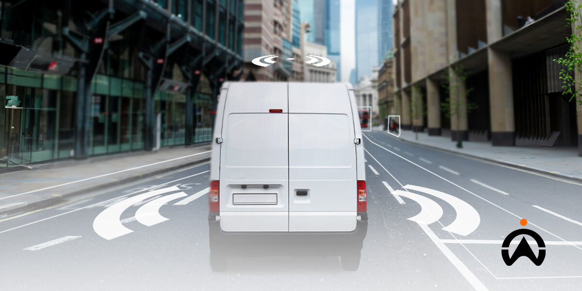 Sensor mobilitas pintar pada mobil terkoneksi yang melaju di jalan raya kota.