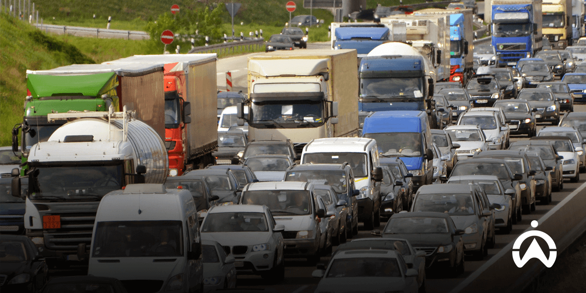 Kemacetan lalu lintas padat di jalan raya dengan mobil dan truk, menggambarkan tantangan harian bagi keselamatan armada dan pengemudi.