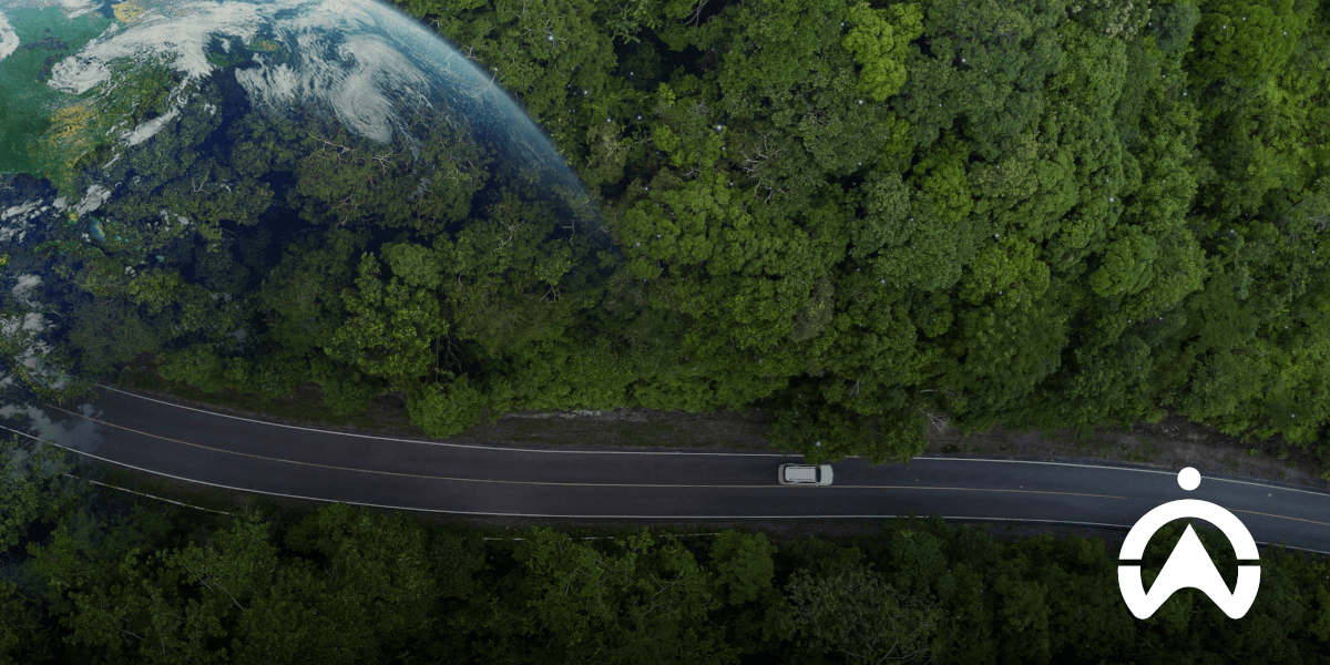 Pemandangan bumi dan jalan hijau, menggambarkan kelebihan dan kekurangan mobil listrik untuk masa depan yang lebih lestari.