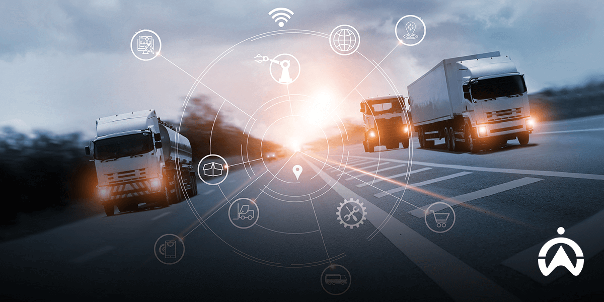 Trak armada di lebuh raya dengan teknologi pintar, menggambarkan inovasi terkini dalam industri transportasi.