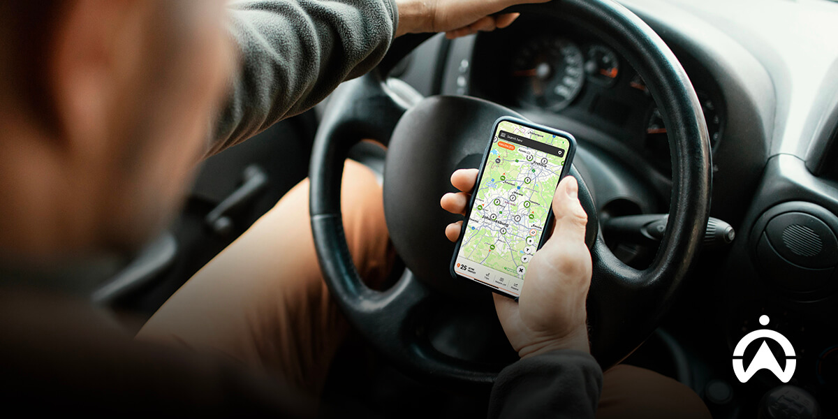 ilustrasi keuntungan alat pelacak GPS untuk konektivitas kendaraan.