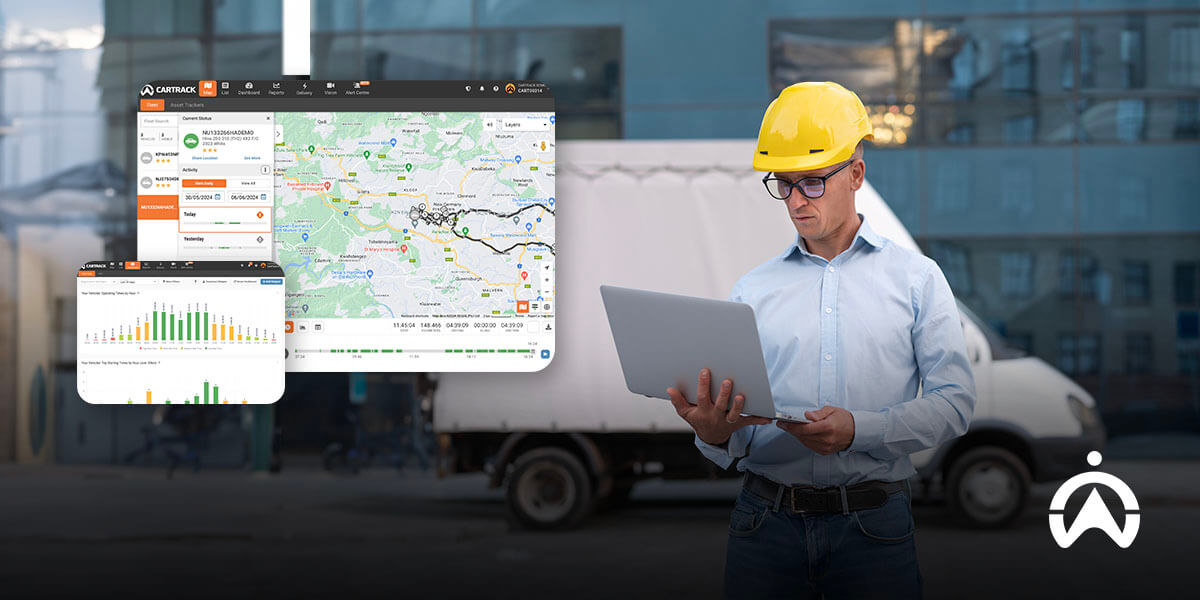 Pekerja berhelm keselamatan memantau laptop dengan sistem pelacakan kendaraan real-time untuk efisiensi bisnis armada.
