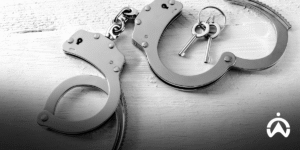 Borgol perak dan kunci di atas meja kayu sebagai simbol waspada terhadap penjahat menyamar jadi polisi yang bisa dilacak dengan alat pelacak.