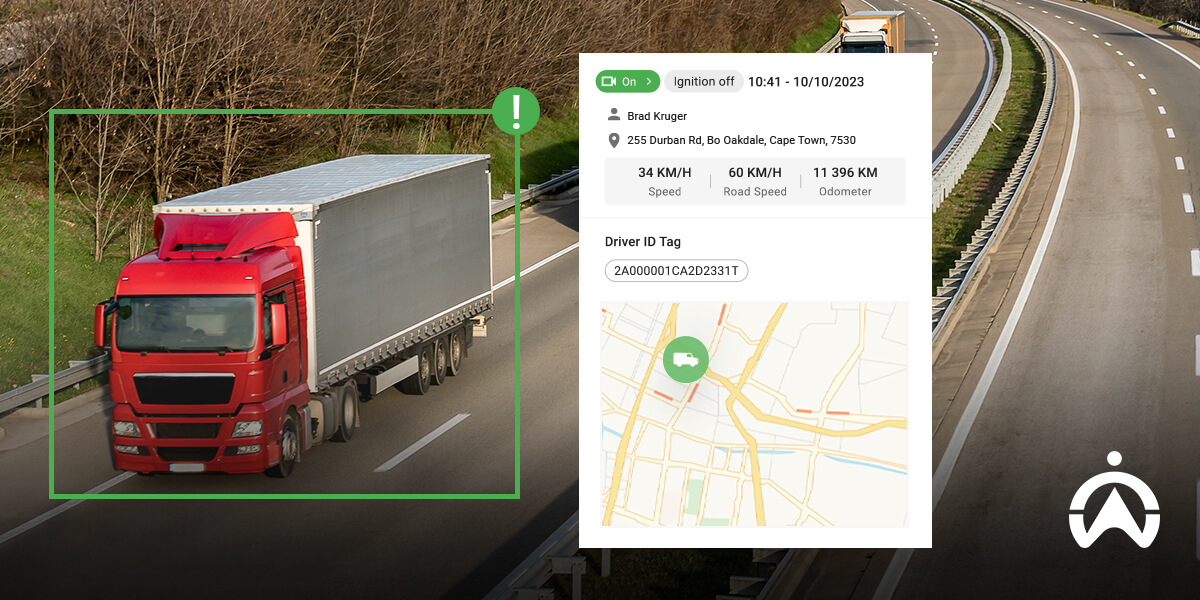 Truk di jalan tol dengan peta lokasi untuk memantau dan mengamankan kargo secara real-time.