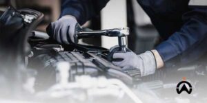 Perawatan mesin mobil oleh mekanik untuk mengurangi konsumsi bahan bakar kendaraan.