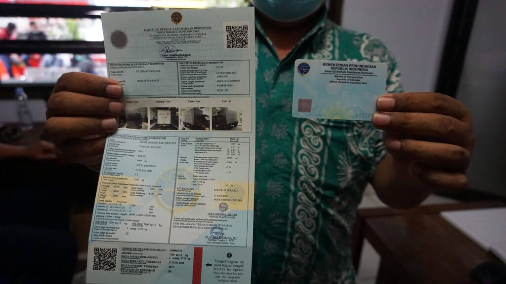 Syarat dokumen KIR mobil berupa STNK dan kartu uji berkala kendaraan bermotor.