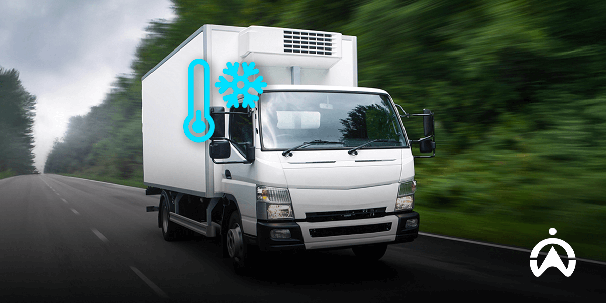 Truk pendingin di jalan raya menggunakan sensor suhu IoT untuk mengawasi suhu armada penyimpanan dingin.