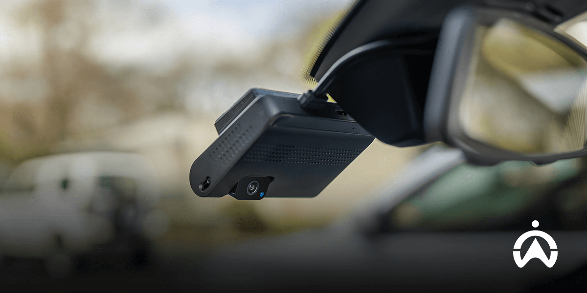 Kamera dashcam mobil terpasang di belakang kaca spion untuk memantau perjalanan dan mencegah microsleep saat berkendara.