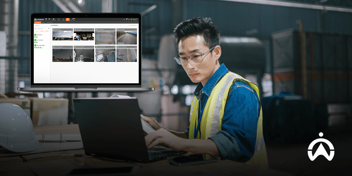 Petugas logistik memantau sistem keamanan kamera di laptop untuk membantu mencegah microsleep saat berkendara bagi armada operasional.