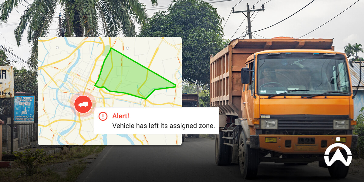 Truk dump oranye di jalan dengan peta digital sebagai sistem GPS alat berat untuk mencegah penyalahgunaan armada.