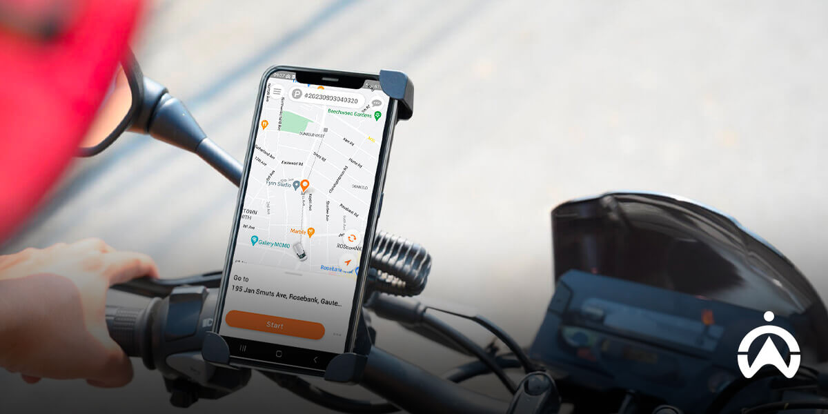 Navigasi rute jalan pada HP yang terpasang di stang motor, berfungsi sebagai GPS tracker anti-maling untuk sepeda motor.