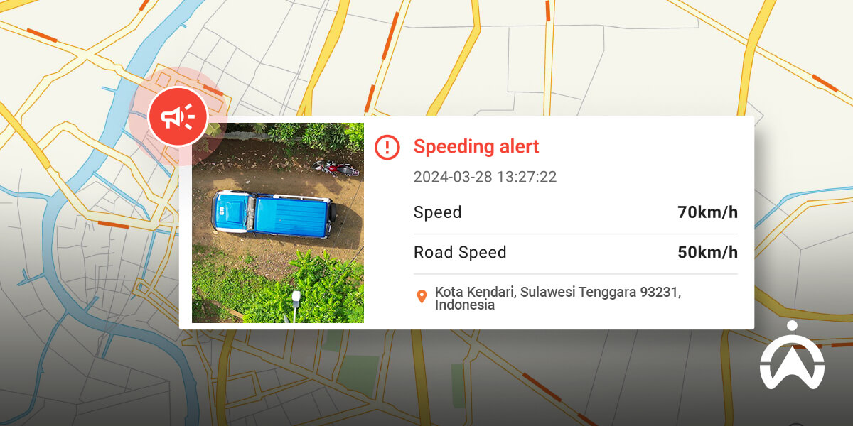 Notifikasi batas kecepatan dari sistem GPS alat berat pada truk biru yang melaju di Kendari untuk cegah penyalahgunaan.