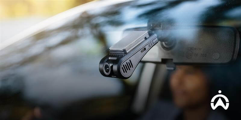 Kamera kecil pada spion samping mobil sebagai solusi kamera keamanan dan pengawasan kendaraan saat berkendara.