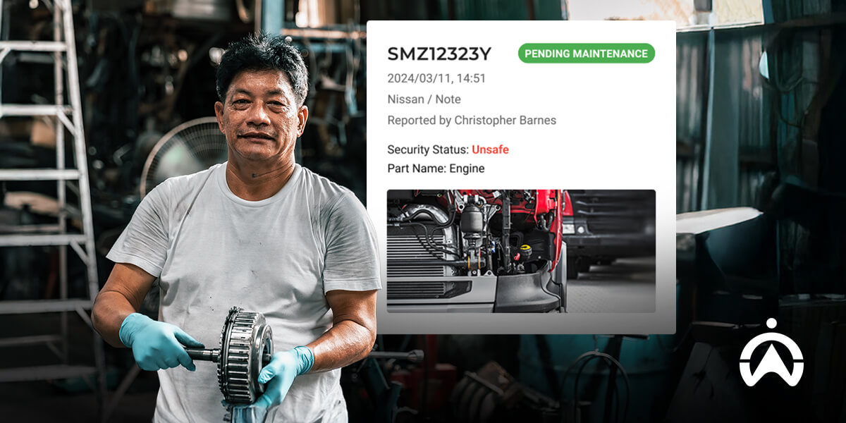 Seorang teknisi memegang kunci pas sambil memantau sistem corrective maintenance pada manajemen armada di laptop.