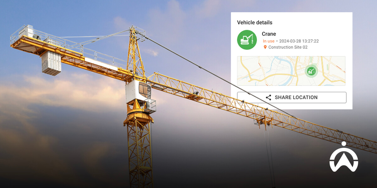 Alat berat crane di area konstruksi sebagai contoh manajemen asset tracking untuk efisiensi bisnis.