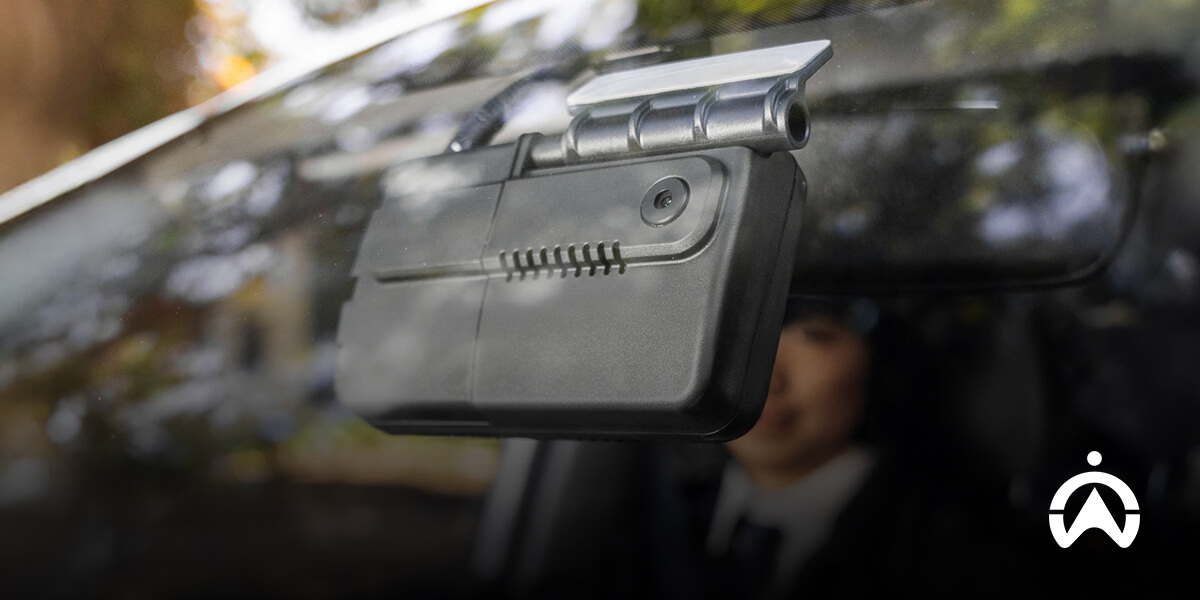 Kamera dashcam mobil depan terpasang di kaca depan untuk merekam perjalanan dan meningkatkan keamanan berkendara.