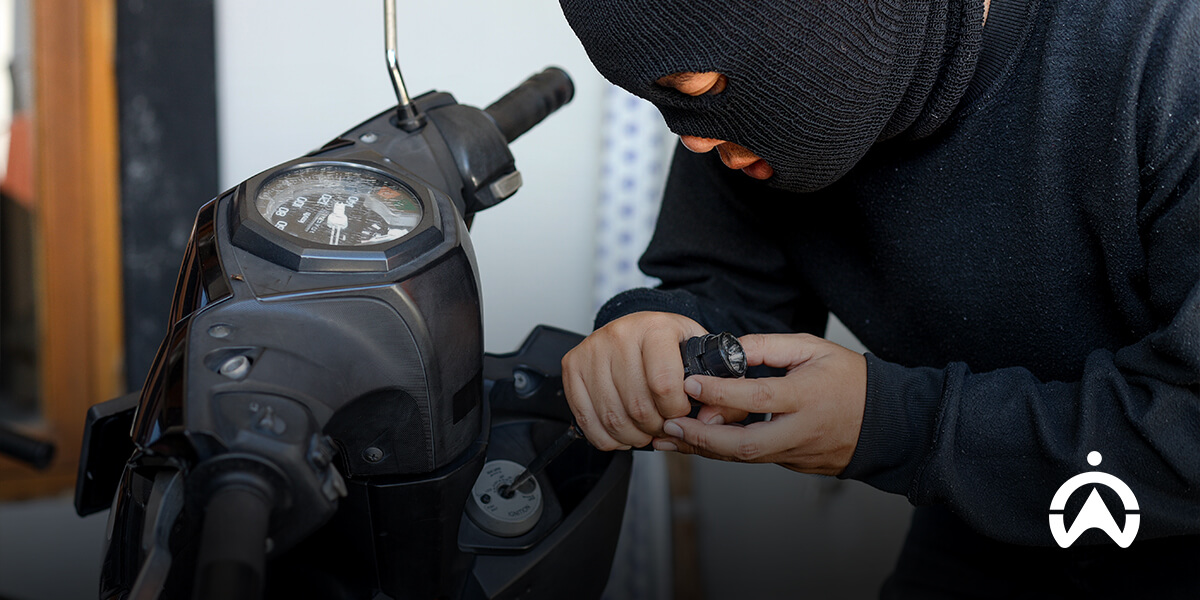 Ilustrasi pria bertopeng hitam yang mencoba mencuri sepeda motor yang telah dilindungi GPS tracker motor terbaik dari Cartrack.