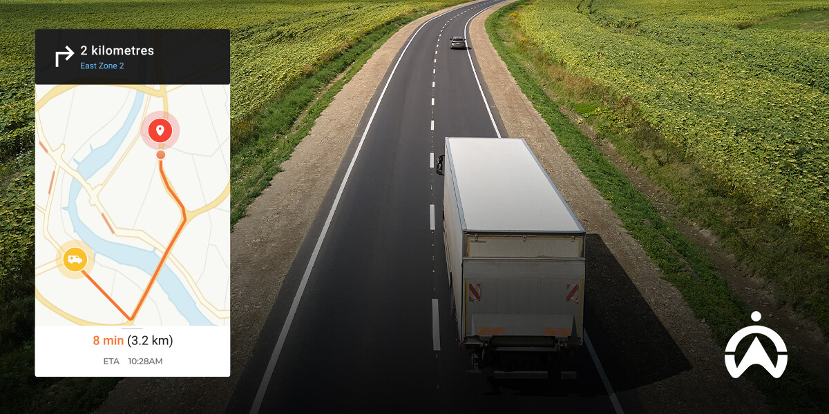 Ilustrasi fitur route optimisation pada truk yang sedang melaju di jalan raya dengan tampilan peta rute perjalanan GPS.