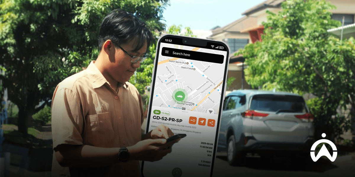 Pria memeriksa lokasi parkir kendaraan menggunakan aplikasi GPS untuk mobil pribadi terbaik dari Cartrack di ponselnya.