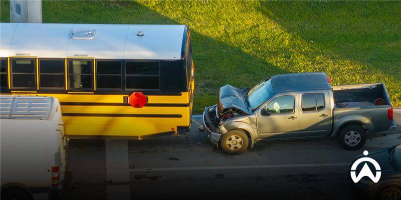 Rekaman dashcam bus memperlihatkan kecelakaan tabrakan mobil pikap perak yang menabrak bagian belakang bus sekolah.