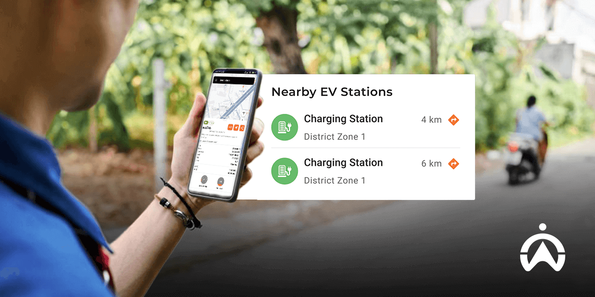 Penggunaan aplikasi GPS untuk motor listrik pada smartphone yang menampilkan rute dan lokasi stasiun pengisian daya terdekat.
