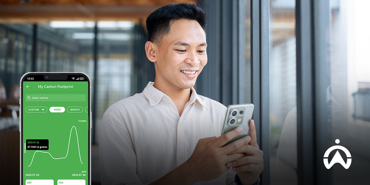 Pengguna memantau jejak karbon lewat smartphone untuk melihat manfaat GPS tracker untuk mobil listrik perusahaan.