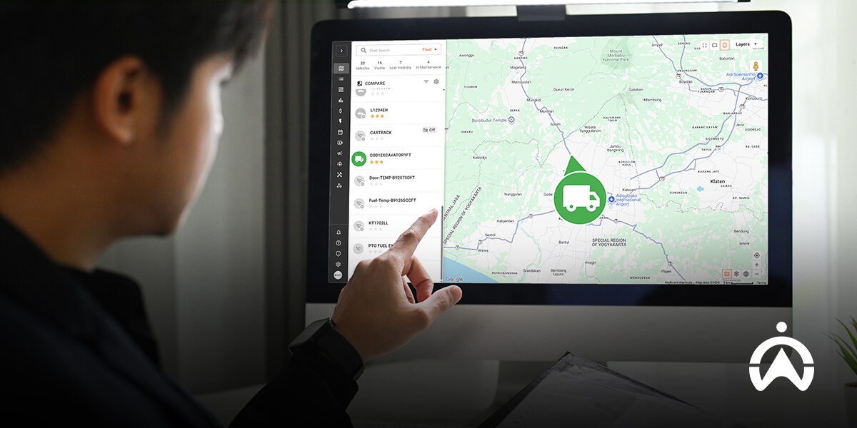 Seseorang menunjuk layar komputer yang menampilkan peta pelacakan armada menggunakan kartu SIM untuk GPS tracker.