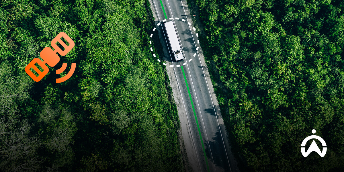 Pemandangan udara truk di jalan raya hutan yang terhubung dengan sinyal GPS tracker mobil.